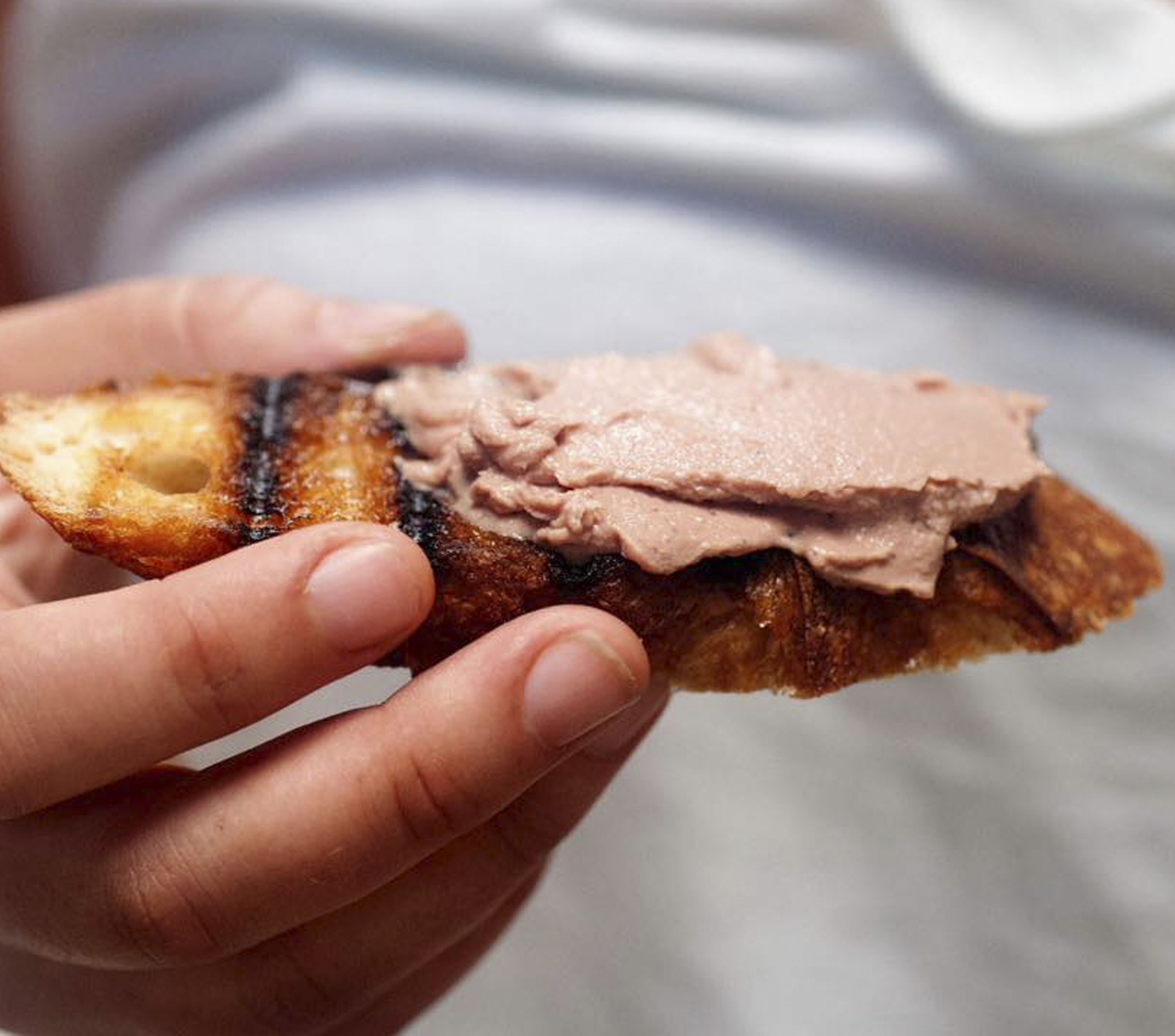 Receta navideña de tosta de paté de perdiz con manzana caramelizada